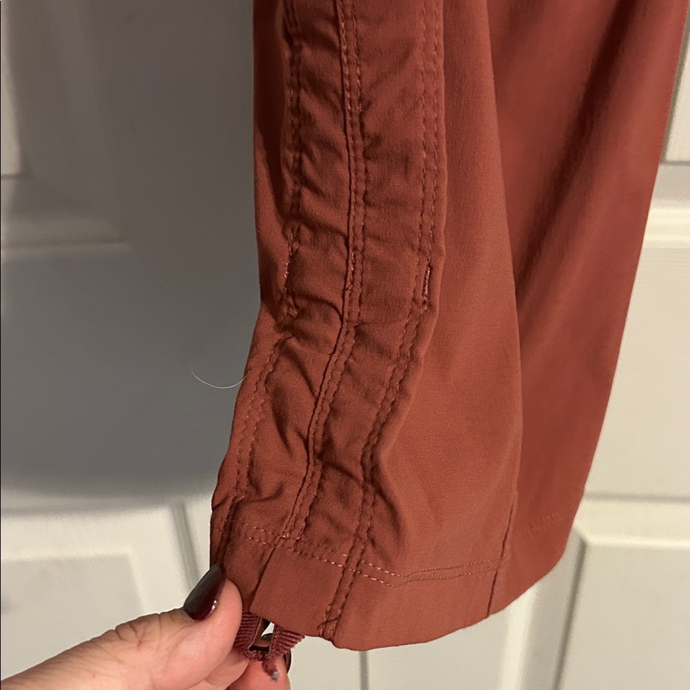 Mountain Hardwear Rust Mauve Brown Athleisure Pants Medium Short Outdoor Hiking - Picture 10 of 10